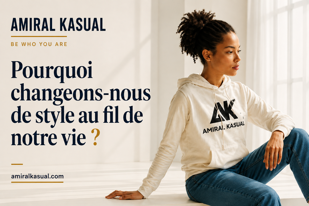 Femme portant un sweat à capuche blanc AMIRAL KASUAL avec le logo AK®, assise dans un intérieur lumineux. Visuel du Magazine AMIRAL KASUAL pour l’article « Pourquoi changeons-nous de style au fil de notre vie ?
