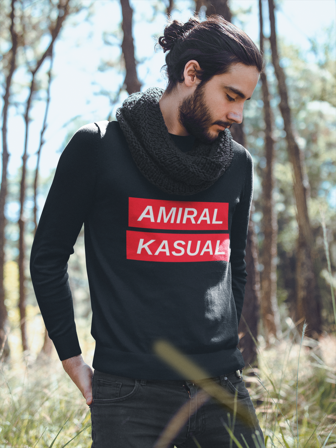 Homme AMIRAL KASUAL portant un pull AMIRAL KASUAL au milieu de la forêt